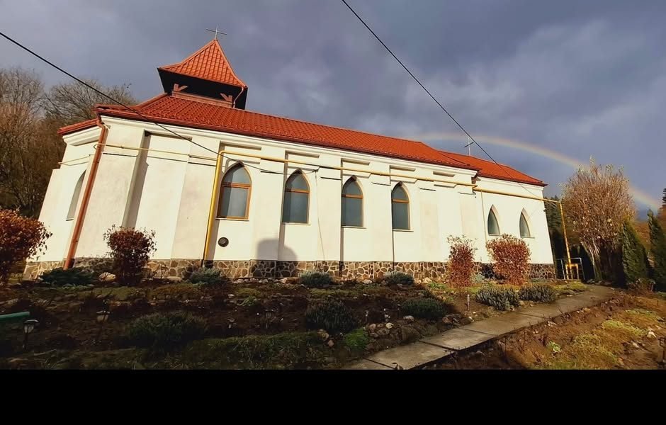 Știați că biserica romano-catolică de la Timișu de Sus a fost construită de aceeași firmă care a săpat Tunelul de la Teliu? — fotografia 2